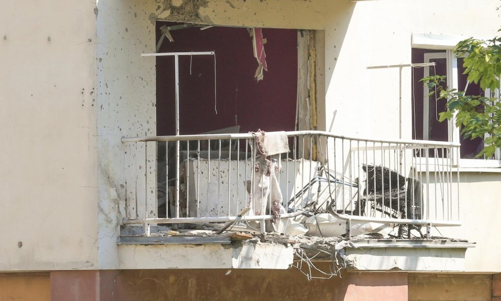 Nepoznata eksplozivna naprava eksplodirala je na terasi stambene zgrade
