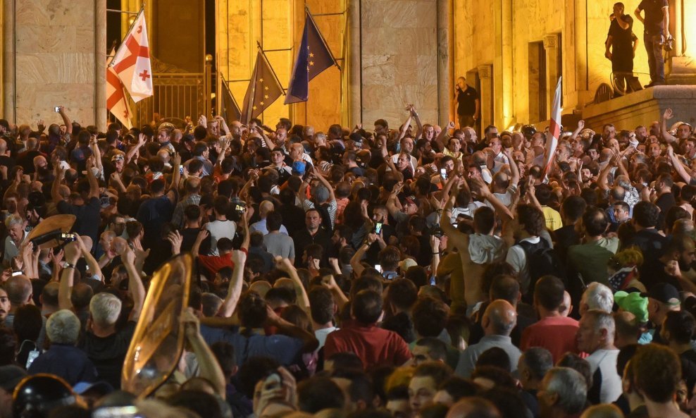Prosvjednici su u četvrtak navečer pokušali ući u zgradu parlamenta u glavnom gradu Tbilisiju.