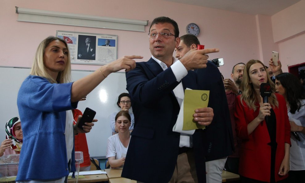 Ekrem Imamoglu sa suprugom Dilek na biračkom mjestu