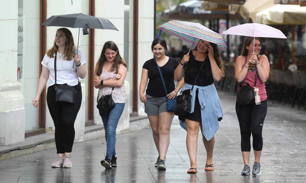 Ove djevojke bile su spremne za pljusak koji je Zagreb pogodio u nedjelju