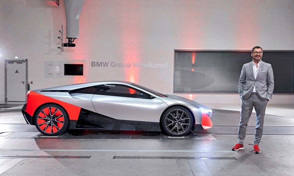 Potpredsjednik dizajna BMW Grupe Domagoj Đukec pored studije BMW Vision M Next