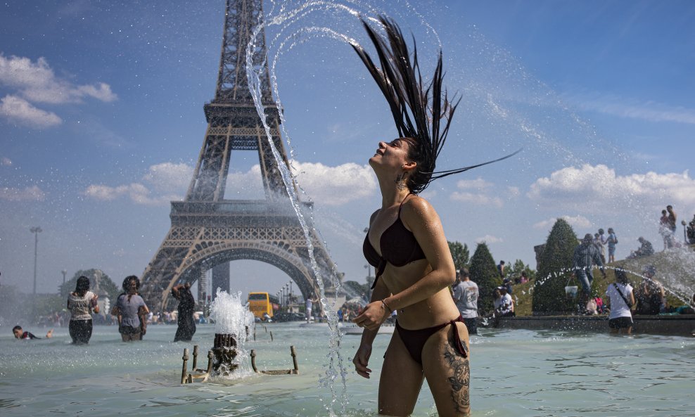 Rashlađivanje pred Eiffelovim tornjem