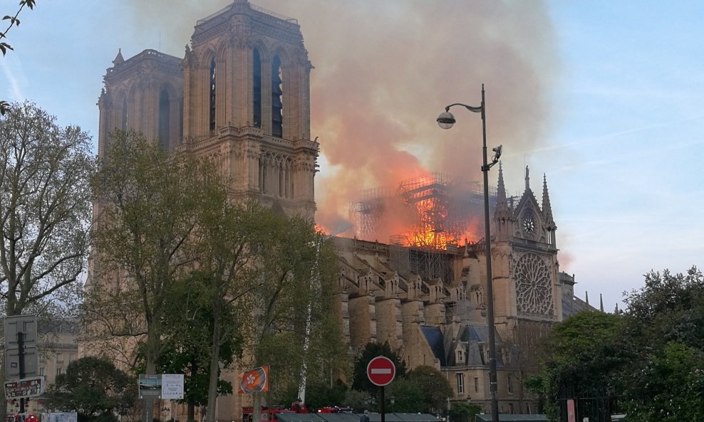 Požar u pariškoj katedrali Notre Dame