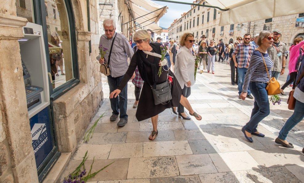 Dubrovnik: Prosvjed građana zbog velikog broja bankomata na Stradunu