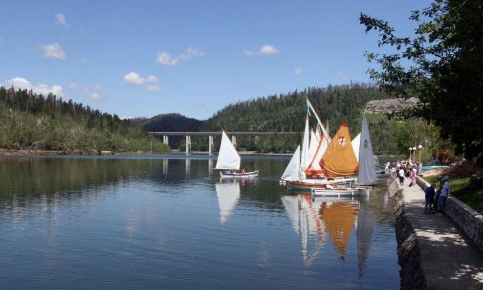 Fužine, regata tradicijskih barki na jedra na jezeru Bajer u Gorskom kotaru