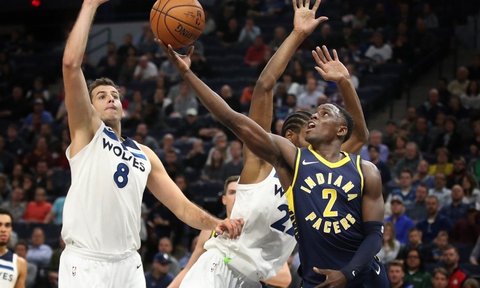 Darren Collison (u tamnom dresu, s brojem 2)