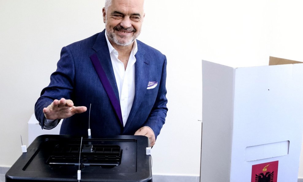 Albanski premijer Edi Rama na biralištu u nedjelju