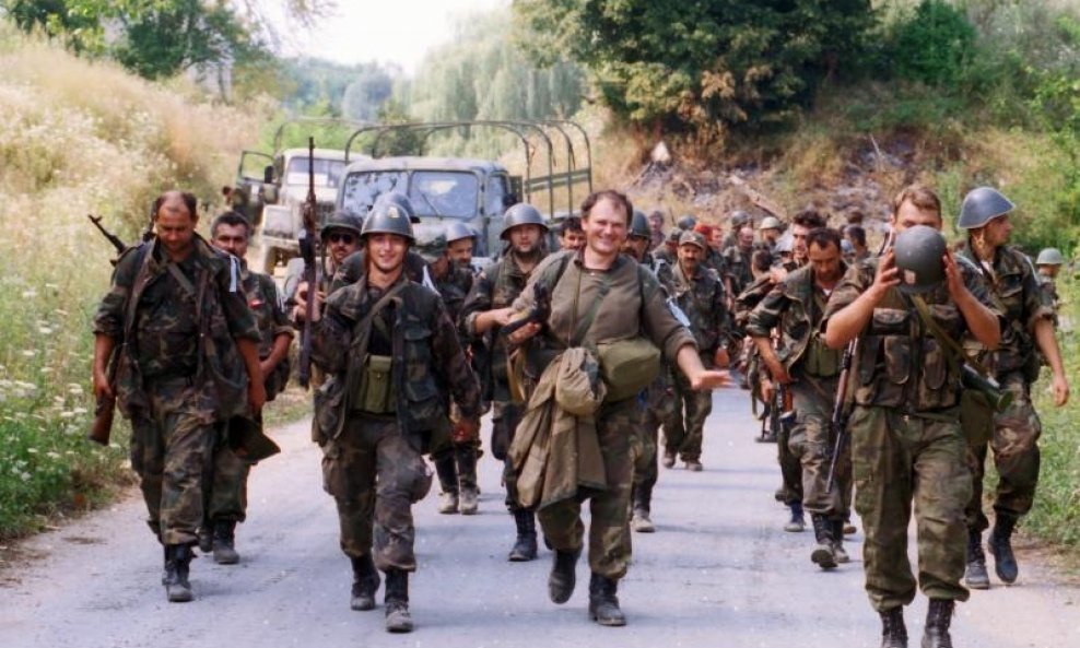 Hrvatski vojnici ulaze u netom oslobođenu Petrinju u Oluji