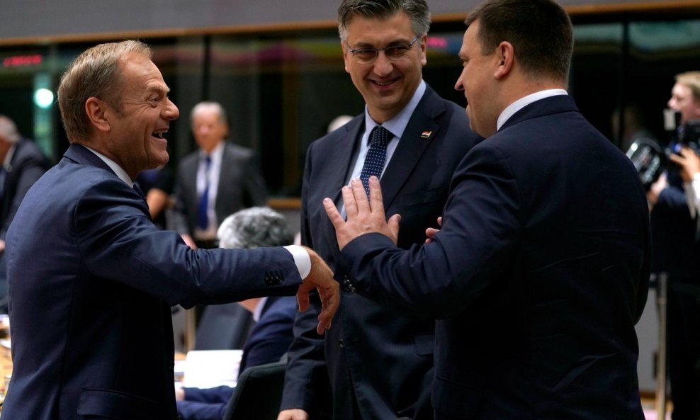 Premijer Andrej Plenković snimljen s Donaldom Tuskom, predsjednikom Europskog vijeća na odlasku tijekom pregovora o vodećim pozicijama u novoj konstelaciji EU