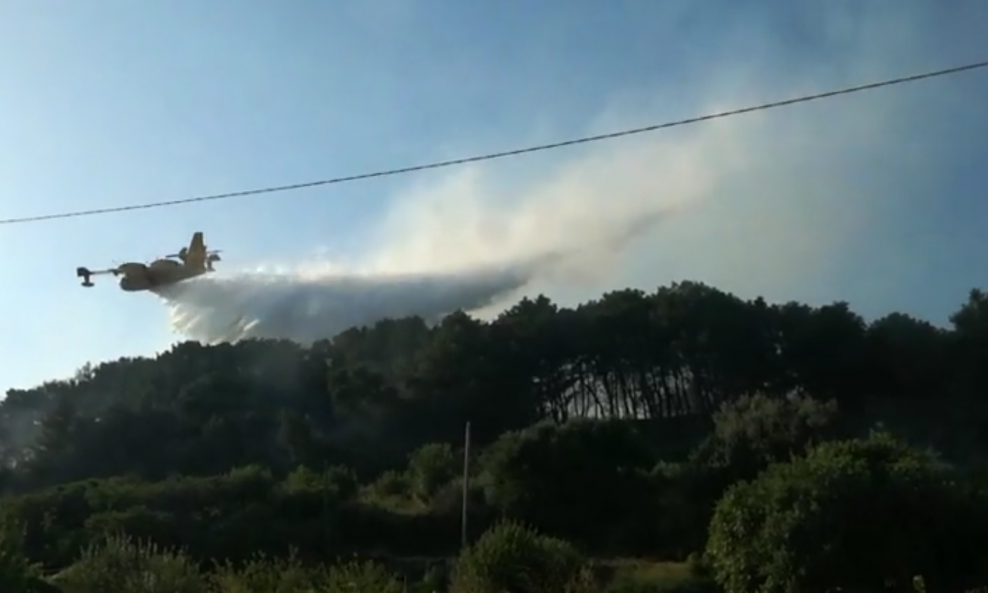 Kanader gasi požar na Marjanu