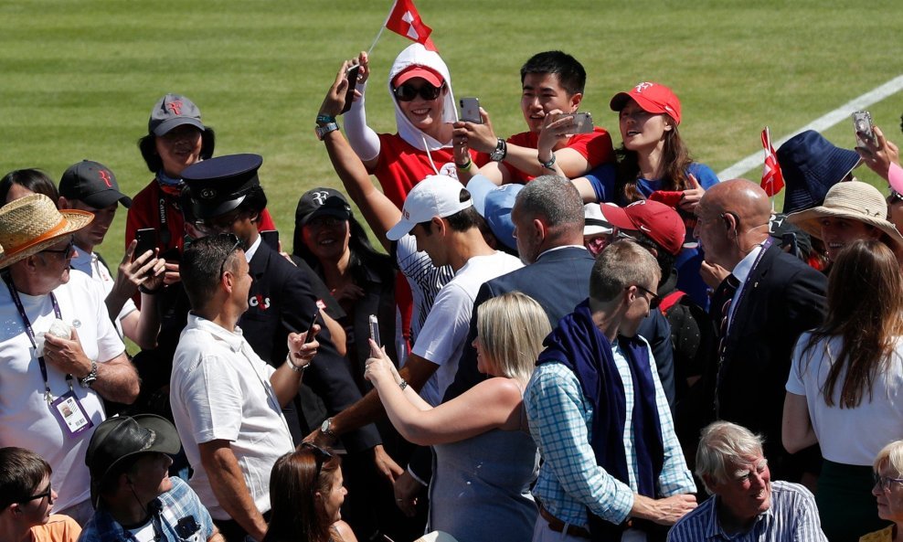 Roger Federer okružen teniskim fanovima u Wimbledonu