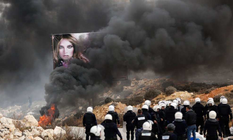 Palestinski policajci prolaze u blizini izbjegličkog logora Jalazoun, Ramallah, Izrael.