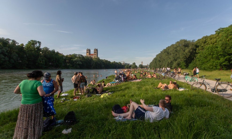 Građani Münchena potražili su osvježenje uz rijeku tijekom vrućeg dana 25. lipnja 2019.