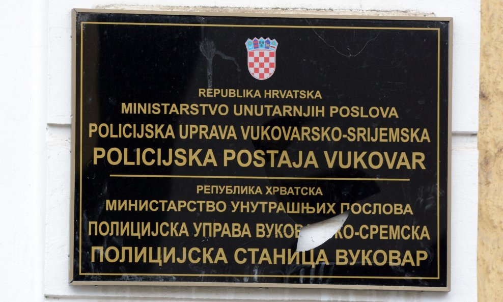 Oštećene dvojezične ploče u Vukovaru / ilustracija
