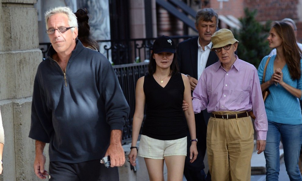 Osuđeni pedofil Jeffrey Epstein u šetnji njujorškom Avenijom Madison u društvu Woodyja Allena i njegove supruge Soon-Yi Previn prije nego što ih je pozvao u svoj dom 22. rujna 2013.