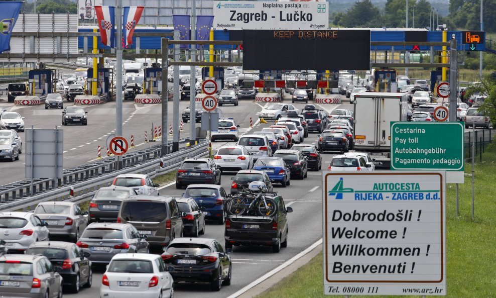 Povremeno su se stvarale gužbe na naplatnim kućicama u Lučkom