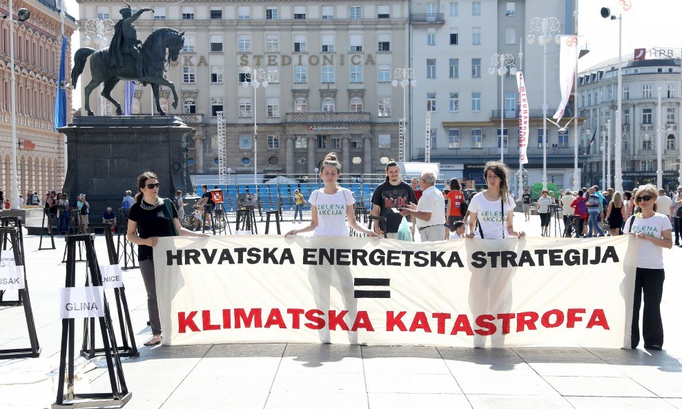 Aktivisti Zelene akcije razvili su transparent 'Hrvatska energetska strategija = klimatska katastrofa'
