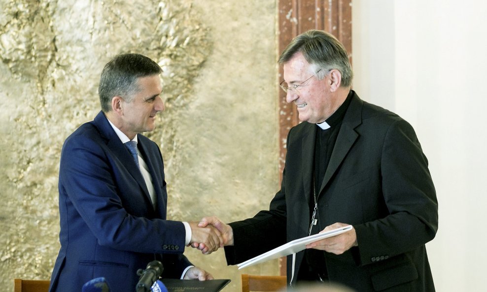 Goran Marić i nadbiskup Marin Barišić 2018. potpisali su ugovor o darovanju nekretnine na području Dračevca za izgradnju Katoličkog odgojno-obrazovnog centra
