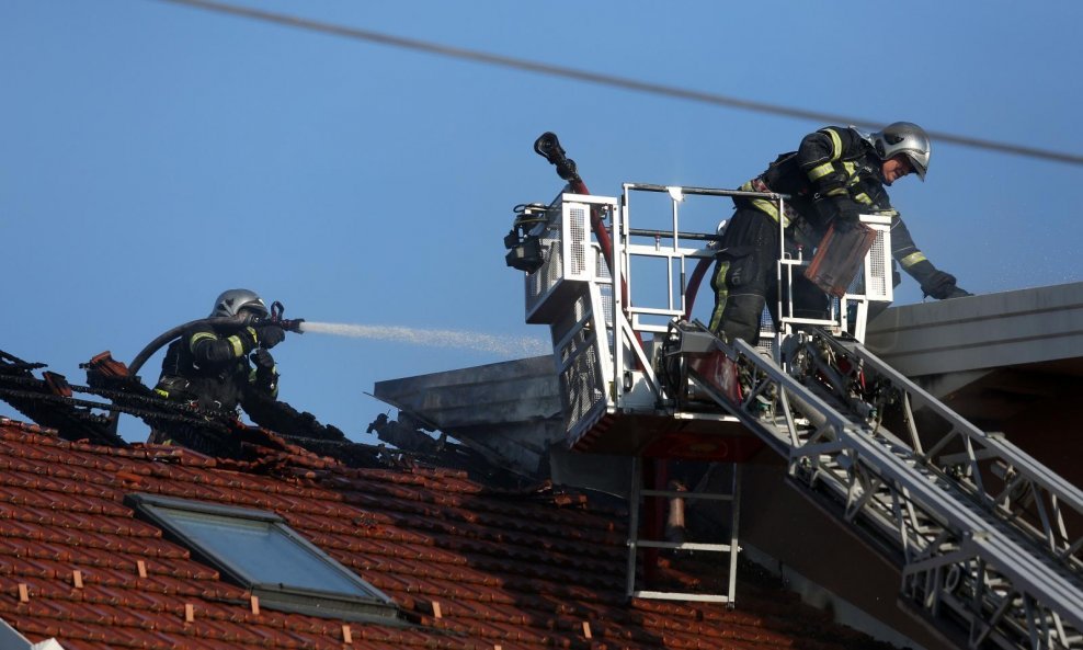 Gašenje požara u Velikoj Gorici u kojem je smrtno stradao mladi vatrogasac