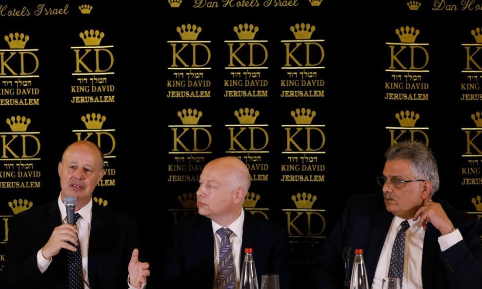 Tzachi Hanegbi, izraelski ministar regionalne suradnje, Jason Greenblatt, izaslanik Donalda Trumpa za Bliski istok i Mazen Ghoneim, čelnik palestinske vodoprivrede