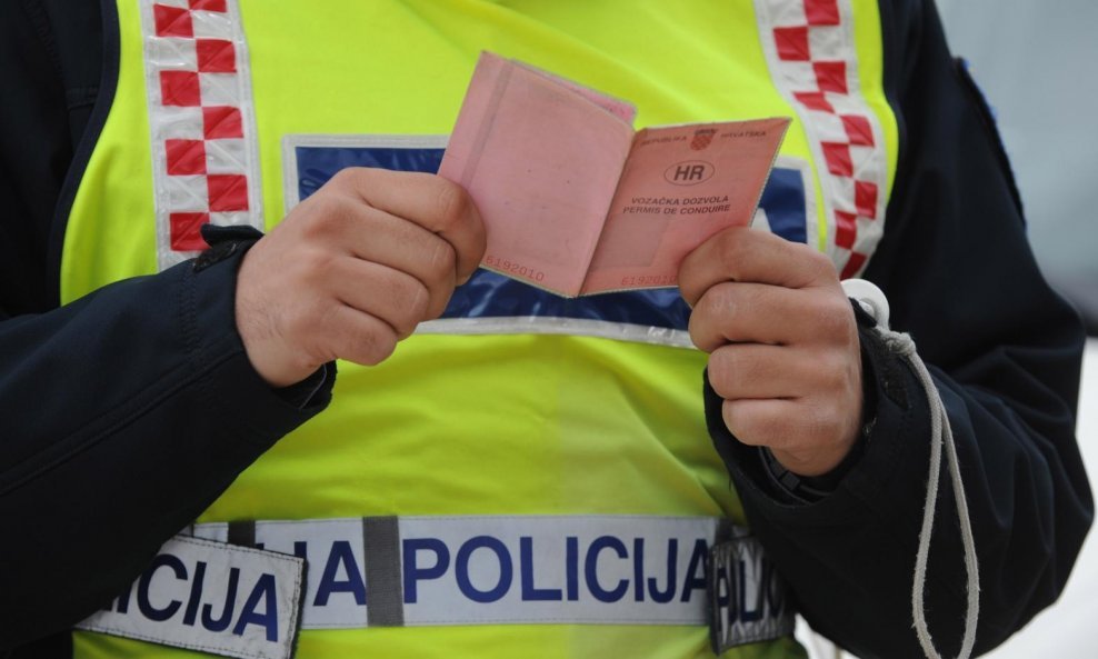 Prometna policija provjerava vozačku dozvolu