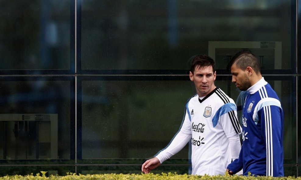 Lionel Messi (L) i Sergio Agüero