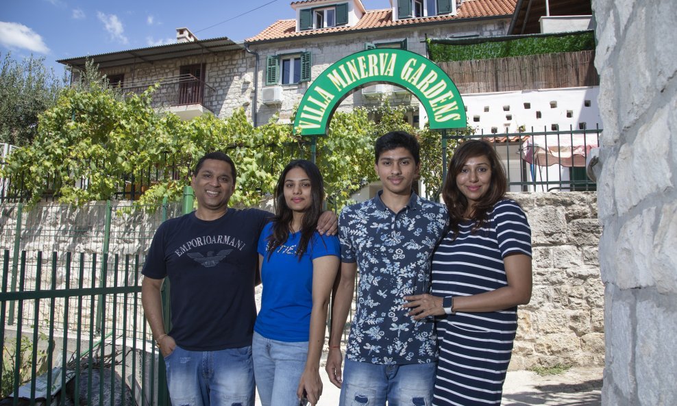 Ravi Bengani sa suprugom Shilpom, kćeri Anjali i sinom Harshom ispred njihova splitskog hotelčića