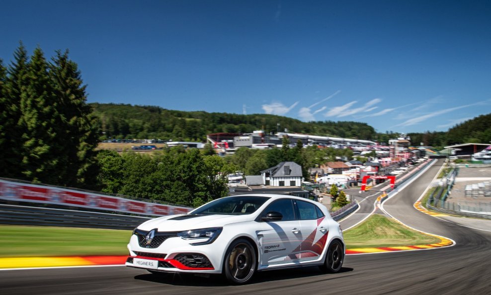 Mégane R.S. Trophy-R postavio je novi apsolutni službeni rekord u kategoriji serijskih automobila s prednjim pogonom