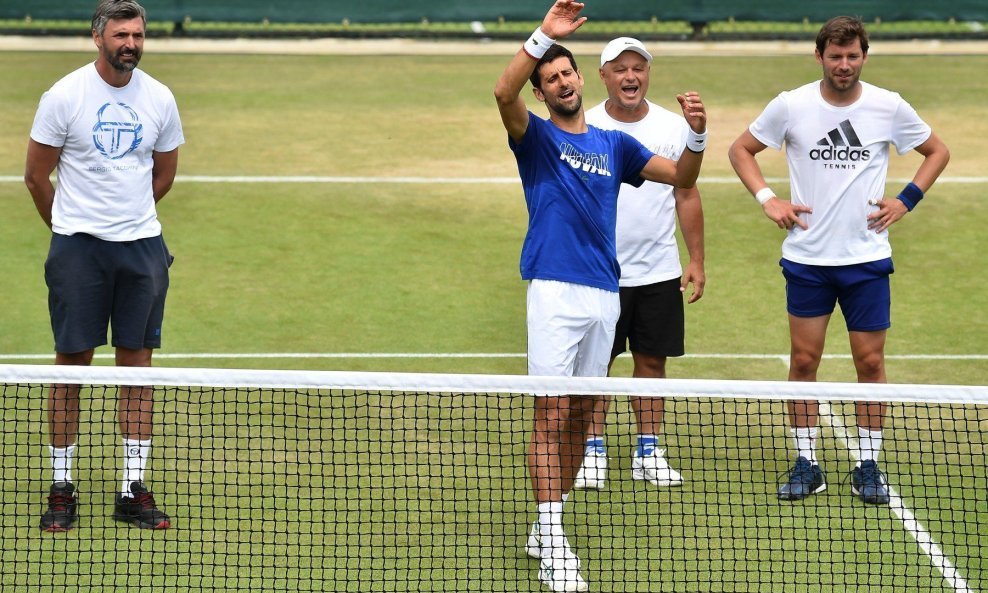 Goran Ivanišević (prvi slijeva) i Novak Đoković (u plavoj majici)