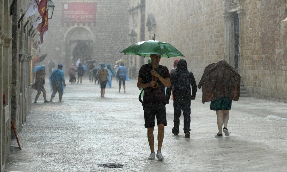 Kiša je u nedjelju poslijepodne poplavila dubrovački Stradun