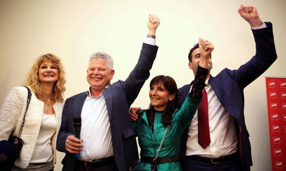 Andro Vlahušić sa suprugom i kolegama slavi pobjedu na izborima u Dubrovniku
