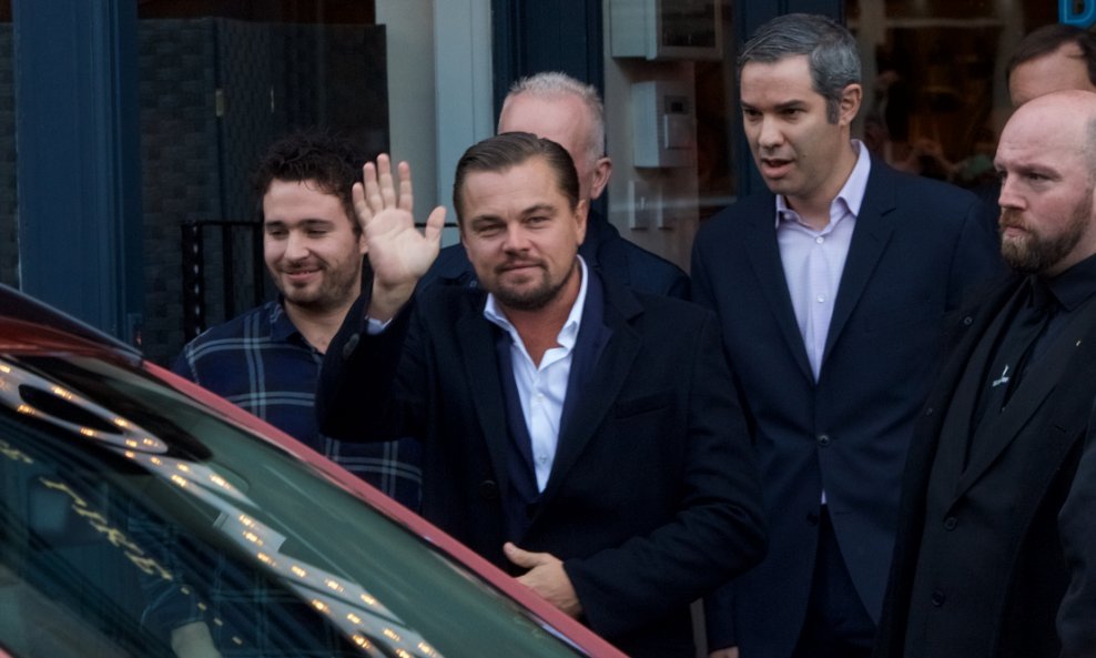 Leo DiCaprio ispred restorana Home za beskućnike u Edinburgu