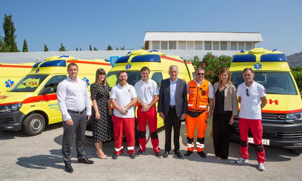 Zavod na području županije raspolaže s 25 vozila.