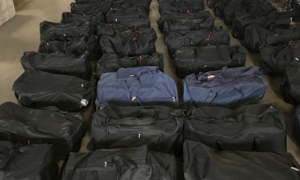 Carinici su našli 221 crnu sportsku torbu s 4200 paketa kokaina.
