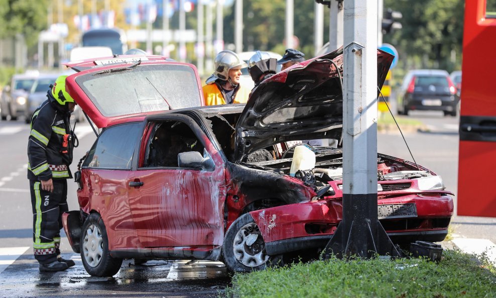 Vatrogasci su ugasili požar na automobilu