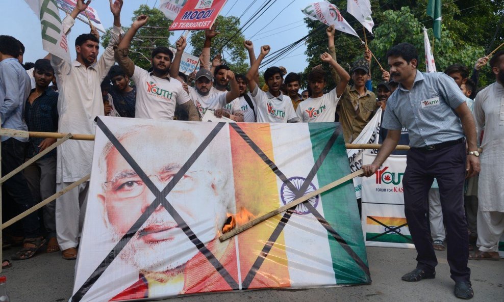 Hinduistička indijska vlada u ponedjeljak je ukinula ustavnu autonomiju savezne države Džamu i Kašmir.