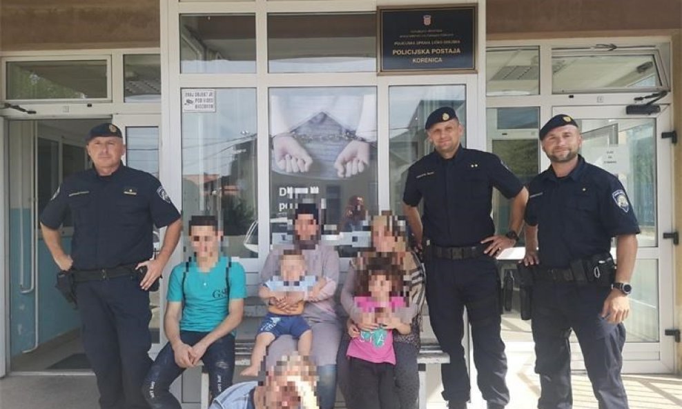 Policija sa spašenim migrantima