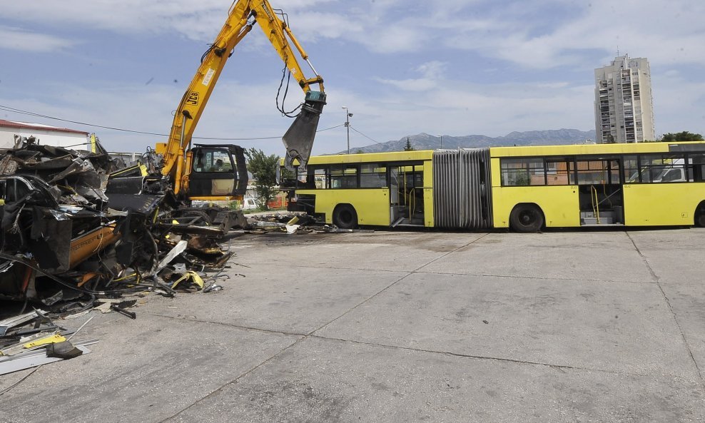Demoliranje starih splitskih autobusa