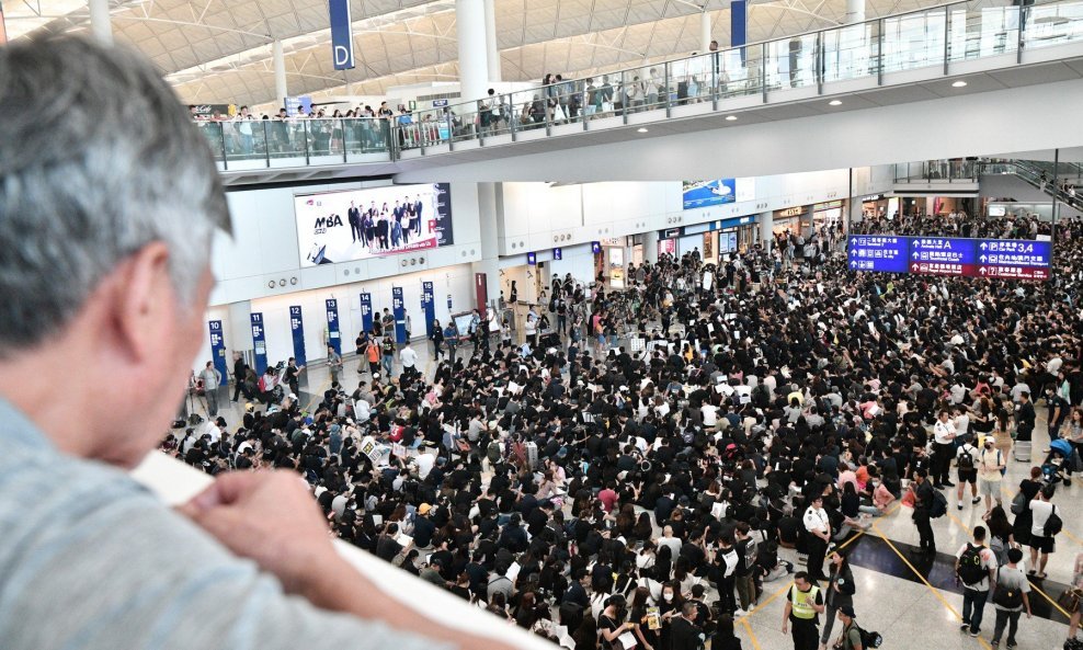 Organizatori prosvjeda u zračnoj luci rekli su da je svrha prosvjeda obavijestiti međunarodne posjetitelje o njihovih pet zahtjeva.