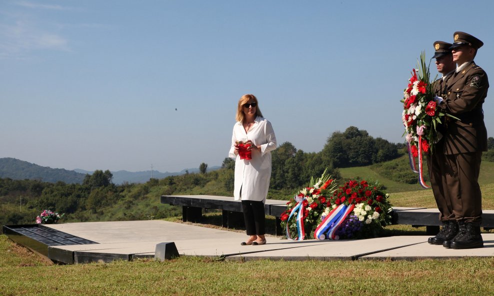 Ledererova supruga Ana polaže vijence na spomenik 'Slomljeni pejzaž'