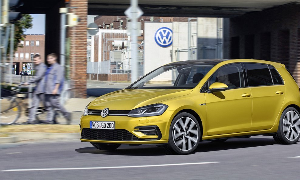 Redizajnirani Volkswagen Golf VII snimljen u tvorničkom krugu u centrali tvrtke u Wolfbsurgu