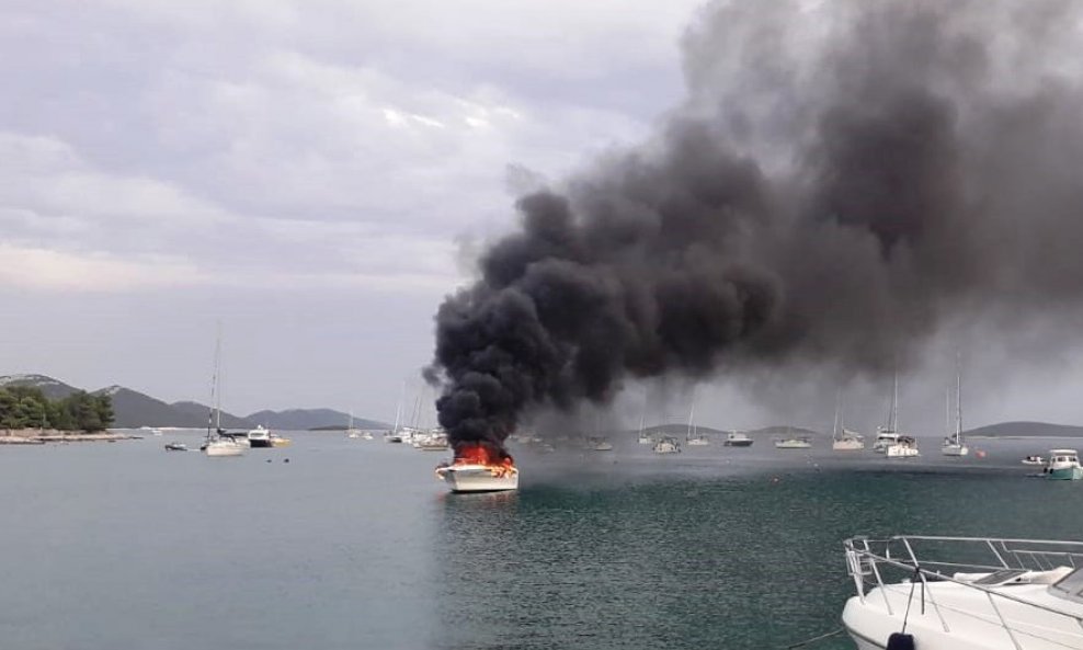 Požar je na brodici izbio kod otoka Ista