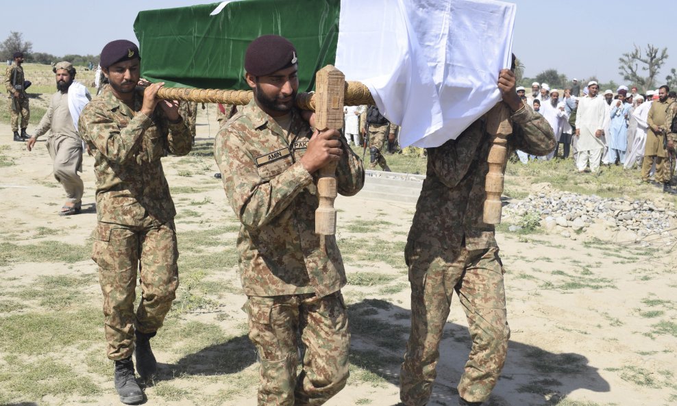 Ilustrativna fotografija / pakistanski vojnici pokapaju palog kolegu