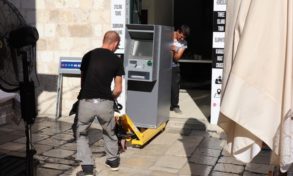 Uklanjanje bankomata u Dubrovniku