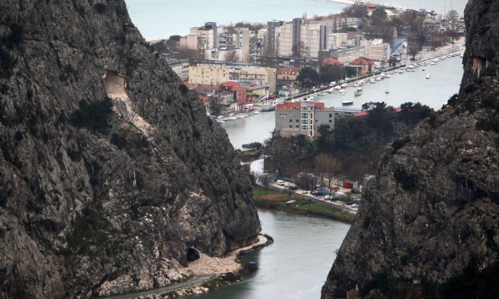 Omiški tunel bez mosta