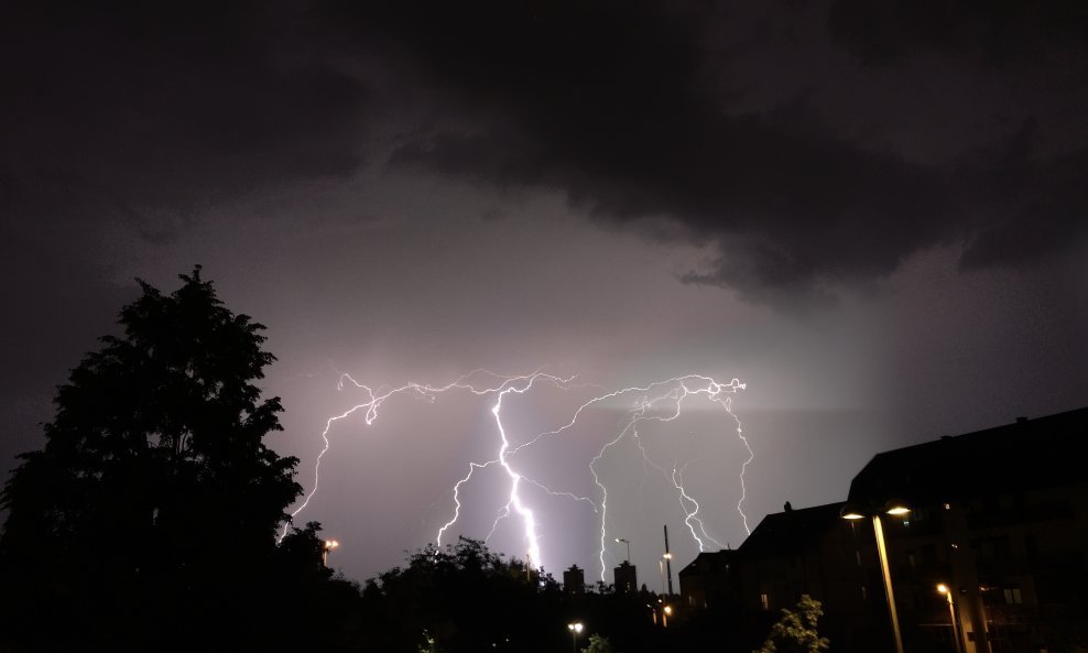 Munje paraju nebo u Zagrebu