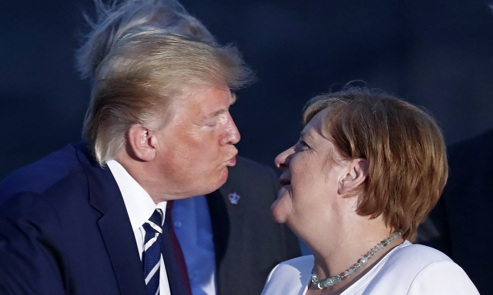 Američki predsjednik Donald Trump ljubi njemačku kancelarku Angelu Merkel tijekom samita G7 u Biarritzu 25. kolovoza 2019.