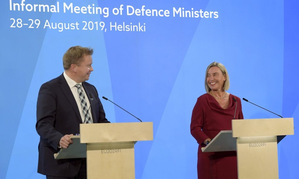 Finski ministar obrane Antti Kaikkonen i povjerenica za europsku vanjsku politiku Federica Mogherini na sastanku ministara obrane EU.