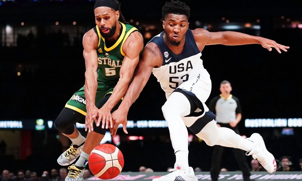 Patty Mills (Australija) i Donovan Mitchell (SAD)