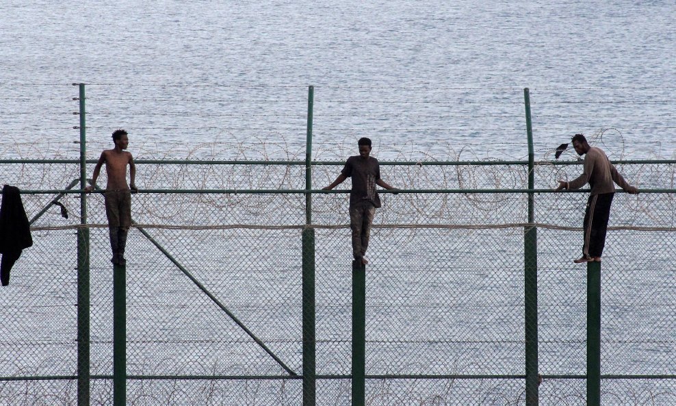 Migranti su preskakanjem žice probili granicu između Maroka i Španjolske